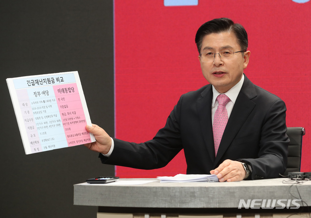 [서울=뉴시스] 국회사진기자단 = 황교안 미래통합당 종로구 후보가 6일 오전 서울 강서구 티브로드방송 강서제작센터에서 열린 종로구 선거방송토론위원회 주최 토론회에서 발언하고 있다. 2020.04.06.&nbsp; photo@newsis.com