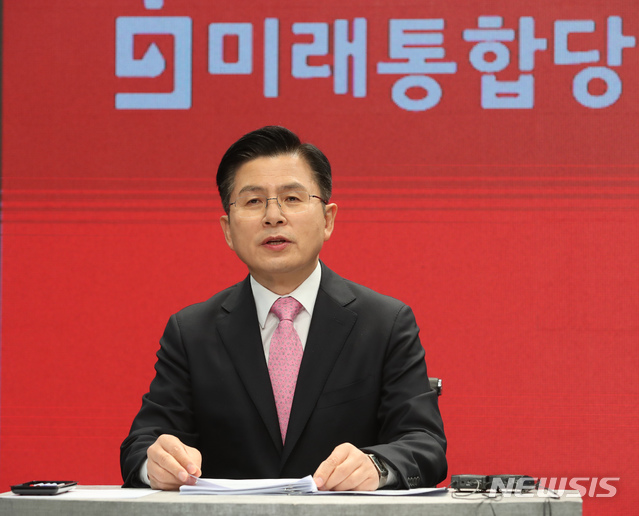 [서울=뉴시스] 국회사진기자단 = 황교안 미래통합당 종로구 후보가 6일 오전 서울 강서구 티브로드방송 강서제작센터에서 열린 종로구 선거방송토론위원회 주최 토론회에서 발언하고 있다. 2020.04.06. photo@newsis.com