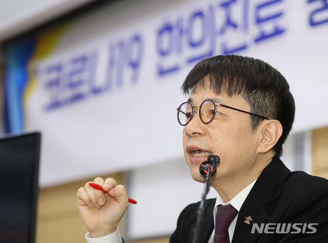 [서울=뉴시스] 전진환 기자 = 최혁용 대한한의사협회장이 6일 오전 서울 강서구 가양동 대한한의사협회에서 '코로나19 한의진료 중간성과 발표 및 한의계 제언' 기자회견을 하고 있다. 2020.04.06.&nbsp; amin2@newsis.com