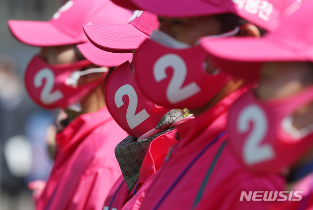 [서울=뉴시스]전신 기자 = 6일 서울 영등포구 신길로에서 미래통합당 문병호 영등포갑 후보, 박용찬 영등포을 후보 선거운동원들이 숫자 '2'가 적힌 마스크를 착용하고 있다. 2020.04.06.&nbsp; photo1006@newsis.com
