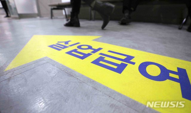 [서울=뉴시스]김선웅 기자 = 코로나19 여파로 경기가 악화돼 실업급여 신청이 급증하는 가운데 6일 서울 마포구 서울서부고용복지플러스센터에서 수급 신청자들이 대기하고 있다. 2020.04.06. mangusta@newsis.com