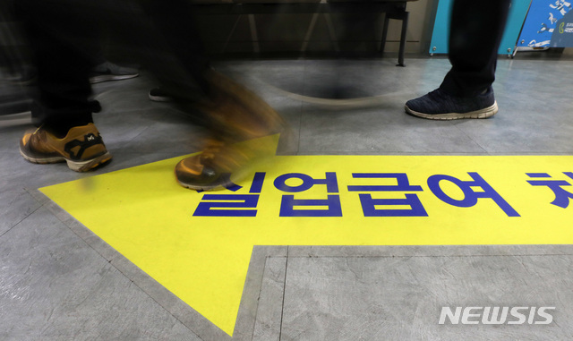 [서울=뉴시스]김선웅 기자 = 코로나19 여파로 경기가 악화돼 실업급여 신청이 급증하는 가운데 6일 서울 마포구 서울서부고용복지플러스센터에서 수급 신청자들이 입장하고 있다. 2020.04.06.&nbsp; mangusta@newsis.com