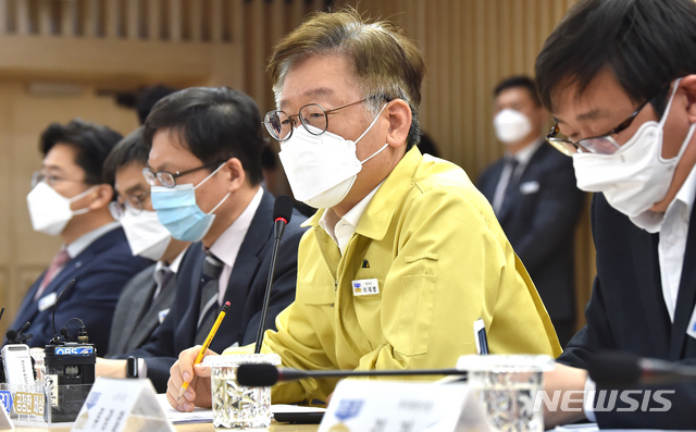 [수원=뉴시스] 김종택 기자 = 배달의 민족 독과점 횡포와 관련해 6일 오후 경기 수원시 팔달구 경기도청 상황실에서 열린 배달앱 독과점 및 불공정거래 대책회의에서 이재명 경기도지사가 모두발언을 하고 있다.  이지사는 '자영업자들의 고통이 극심한 이때 배달의 민족 등 배달앱 업체들이 독점적 지위를 이용해 일방적 이용료 인상으로 과도한 이윤을 추구하며 자영업자들을 나락으로 내몰고 있다'고 지적했다. 2020.04.06. semail3778@naver.com