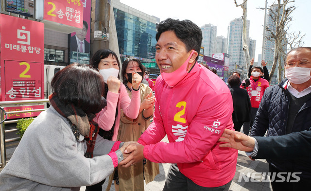 [서울=뉴시스] 장세영 기자 = 송한섭 미래통합당 21대 총선 양천구갑 후보자가 6일 서울 영천구 오목교역 앞에서 거리유세를 하며 시민들과 인사를 나누고 있다. 2020.04.06. photothink@newsis.com