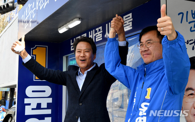 [광주=뉴시스] 신대희 기자 = 임종석 전 대통령 비서실장이 6일 오후 광주 남구 무등시장 사거리에서 4·15 총선 광주 동남갑에 출마한 더불어민주당 윤영덕 후보 지지를 호소하고 있다. 2020.04.06. sdhdream@newsis.com