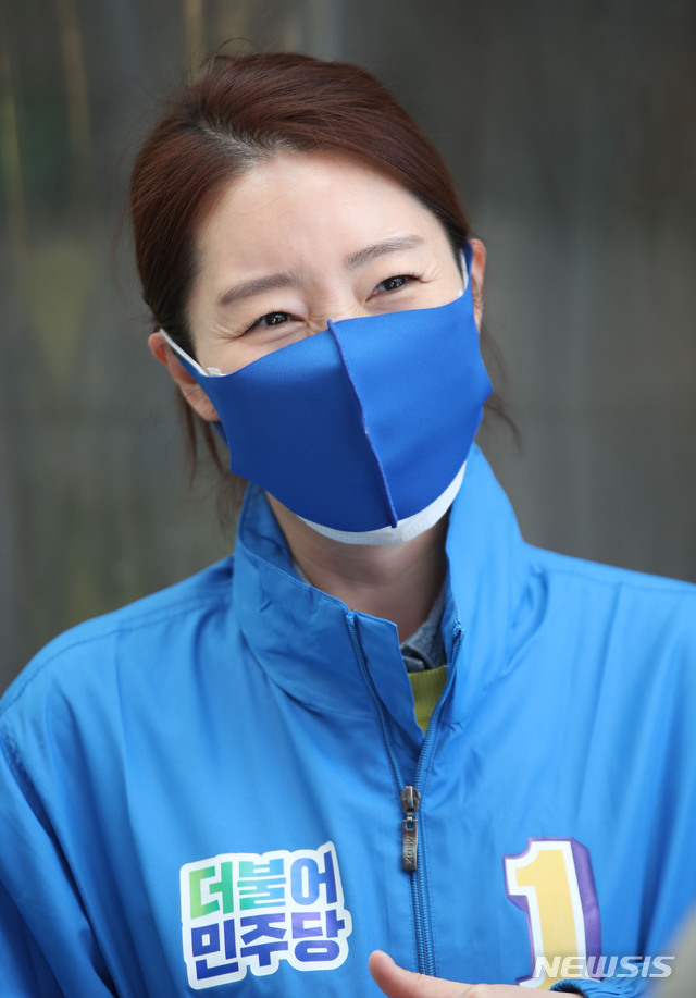 [서울=뉴시스] 박미소 기자 = 강선우 강서갑 더불어민주당 후보가 6일 오후 서울 강서구 까치산시장에서 선거유세를 하고 있다. 2020.04.16. misocamera@newsis.com