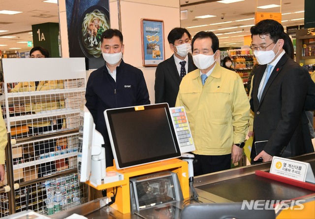 [서울=뉴시스]정세균 국무총리가 6일 오후 코로나19 관련 사회적 거리두기 우수기업인 서울 성동구 이마트 본사를 방문해 일정거리를 두기 위해 비워둔 계산대를 둘러보고 있다. (사진=문화체육관광부 제공) 2020.04.06.&nbsp; photo@newsis.com