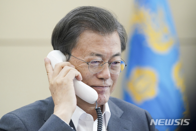 [서울=뉴시스]문재인 대통령이 6일 오후 청와대 여민관에서 테드로스 아드하놈 게브레예수스 세계보건기구(WHO) 사무총장과 전화 통화하고 있다.(사진=청와대 제공) 2020.04.06.&nbsp; photo@newsis.com