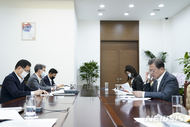 [서울=뉴시스]문재인 대통령이 6일 오후 청와대 여민관에서 테드로스 아드하놈 게브레예수스 세계보건기구(WHO) 사무총장과 전화 통화하고 있다.(사진=청와대 제공) 2020.04.06.&nbsp; photo@newsis.com