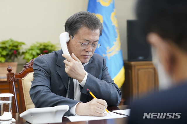 [서울=뉴시스]문재인 대통령이 6일 오후 청와대 여민관에서 테드로스 아드하놈 게브레예수스 세계보건기구(WHO) 사무총장과 전화 통화하고 있다.(사진=청와대 제공) 2020.04.06.&nbsp; photo@newsis.com