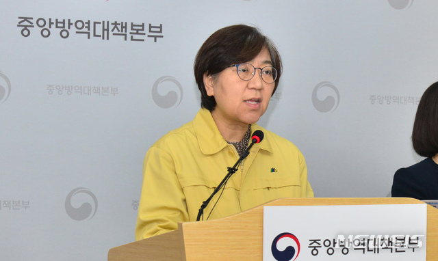 [청주=뉴시스]강종민 기자 = 정은경 중앙방역대책본부장(질병관리본부장)이 6일 오후 충북 청주 질병관리본부에서 신종 코로나바이러스 감염증(코로나19) 국내 발생 현황을 발표하고 있다. (사진=질본 제공) 2020.04.06.&nbsp; photo@newsis.com