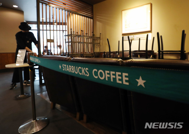 [서울=뉴시스] 박미소 기자 = 스타벅스코리아가 신종 코로나바이러스 감염증(코로나19) 확산 방지를 위한 '사회적 거리두기' 운영을 더욱 강화하기 위해 매장 테이블과 좌석 공간을 최대 1/3 가량 줄이는 시행을 전국 매장으로 확대한다고 밝힌 가운데 6일 오후 서울 시내의 한 스타벅스 매장에 테이블과 좌석들이 한 곳에 정리되어있다.2020.04.06. misocamera@newsis.com