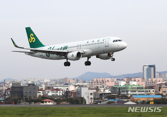 [제주=뉴시스]우장호 기자 = 제주국제공항 활주로에 중국 춘추항공가 착륙을 시도 하고 있다. 2020.04.06. woo1223@newsis.com