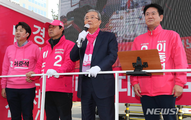 [서울=뉴시스] 장세영 기자 = 지원유세 나온 김종인 미래통합당 총괄선대위원장이 6일 서울 노원구 한 상가 앞에서 미래한국당 이노근 21대 총선 노원구갑 후보자, 이동섭 21대 총선 노원구을 후보자, 이준석 21대 총선 노원구병 후보자와 함께 유세차에 올라 거리유세를 하고 있다. 2020.04.06.   photothink@newsis.com