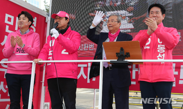 [서울=뉴시스] 장세영 기자 = 지원유세 나온 김종인 미래통합당 총괄선대위원장이 6일 서울 노원구 한 상가 앞에서 미래한국당 이노근 21대 총선 노원구갑 후보자, 이동섭 21대 총선 노원구을 후보자, 이준석 21대 총선 노원구병 후보자와 함께 유세차에 올라 거리유세를 하고 있다. 2020.04.06. photothink@newsis.com