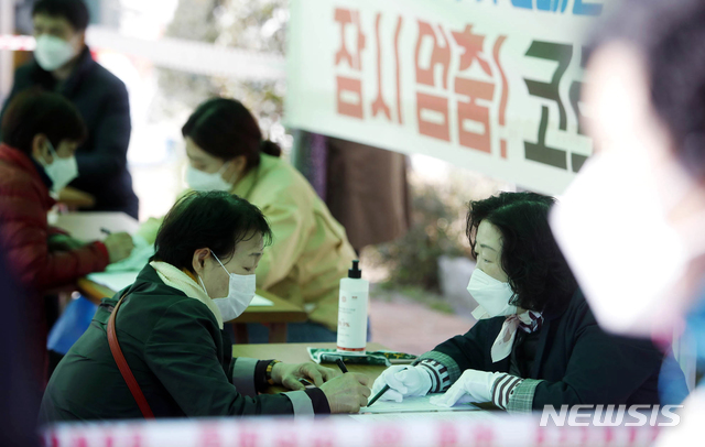 [광주=뉴시스] 지난 4월6일 오전 광주 북구 양산동 행정복지센터에서 지원 대상자들이 공무원 상담 뒤 접수를 하고 있다. (사진=뉴시스 DB). photo@newsis.com