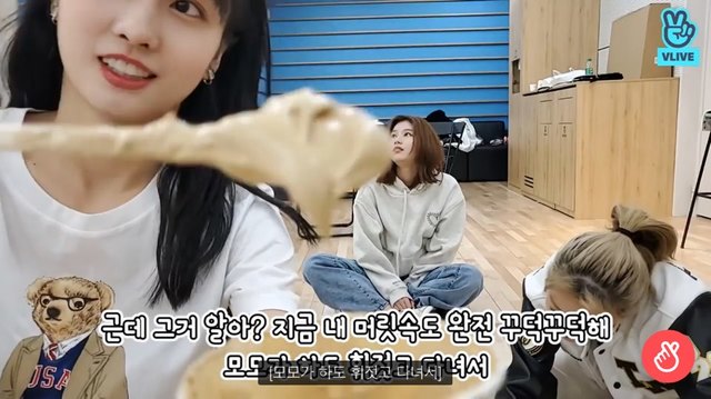 [서울=뉴시스] 트와이스 달고나 커피 만들기. (사진= V라이브 캡처) 2020.04.07. realpaper7@newsis.com