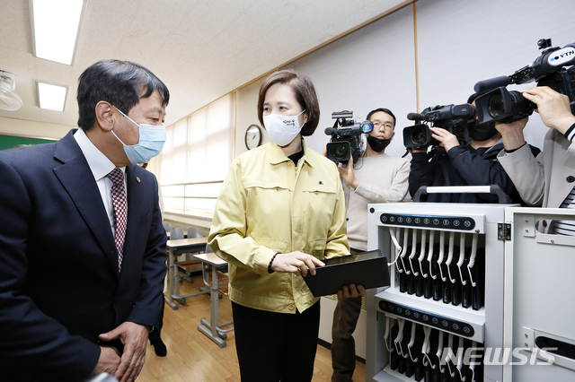 [청주=뉴시스] 인진연 기자 = 유은혜 부총리 겸 교육부장관이 7일 오후, 충북 청주 원평중학교(교장 김선휘)를 방문해 온라인 개학 후 본격적으로 진행할 원격수업의 준비 상황을 점검하고 있다. 2020.04.07 inphoto@newsis.com
