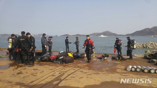 새만금 방조제 굴삭기 해상 추락…해경 운전자 수색 속도
