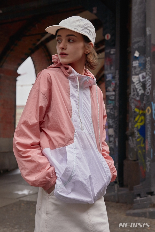 [서울=뉴시스]안다르 'N크러쉬 컬러 블록 아노락 핑크 아이싱'