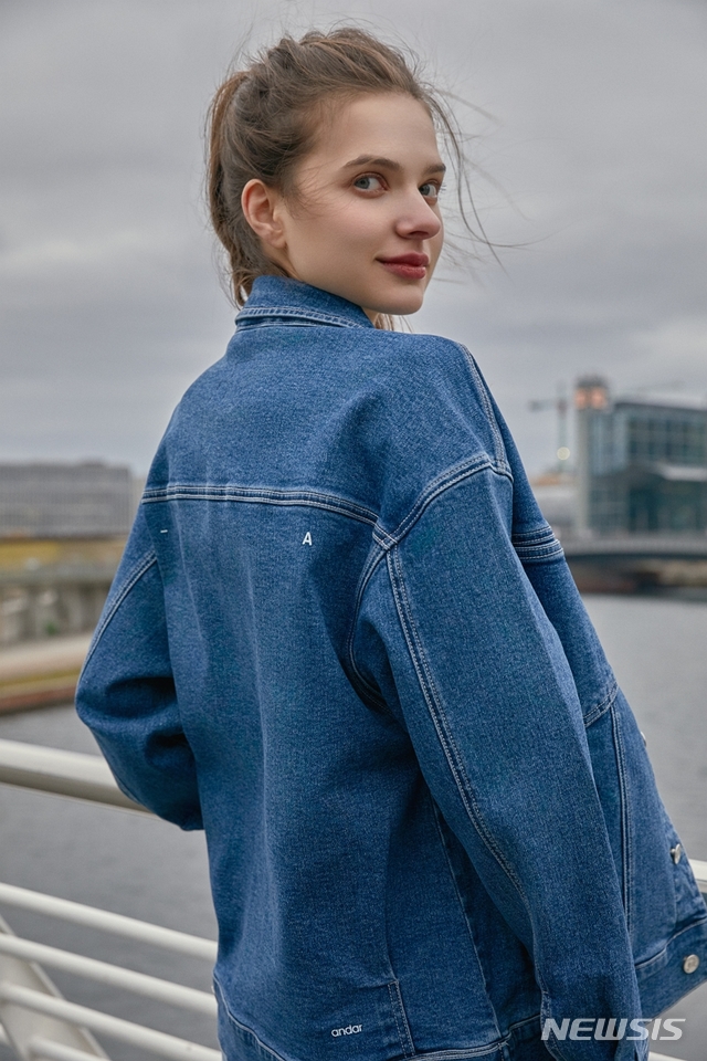 [서울=뉴시스]안다르 '라이크라 데님 오버핏 트러커 재킷 블루'