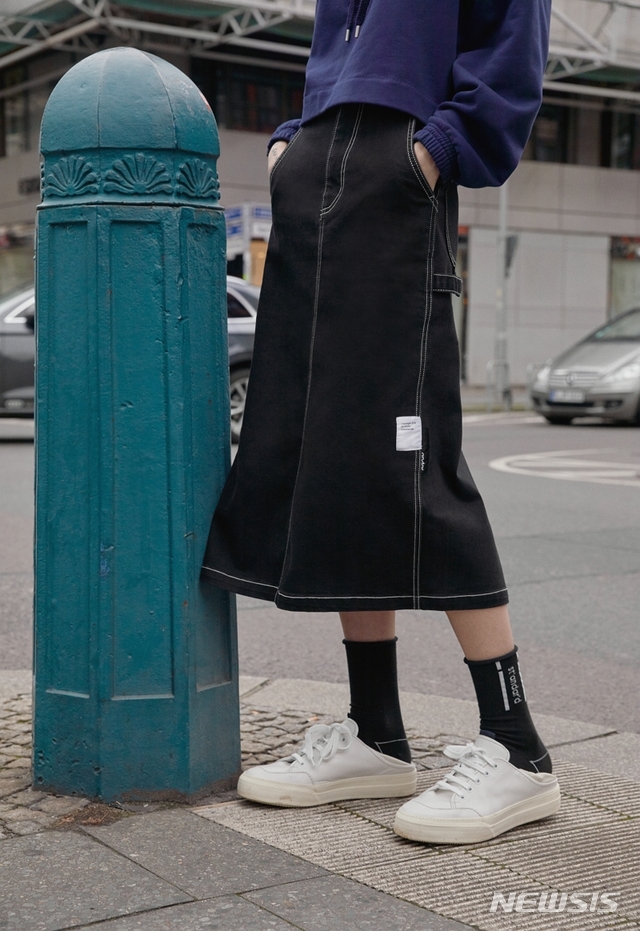 [서울=뉴시스]안다르 '라이크라 데님 A라인 스커트 블랙' 