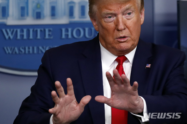 [워싱턴=AP/뉴시스]도널드 트럼프 미국 대통령이 6일(현지시간) 백악관에서 신종 코로나바이러스 감염증(코로나19) 전담반(TF) 정례 기자회견에 참석해 발언하고 있다. 트럼프 대통령은 "3M과 매우 우호적인 합의에 도달했다"며 "3M이 향후 몇 달간 미국에 1억6650만 개의 마스크를 공급하게 될 것"이라고 말했다. 2020.04.07.