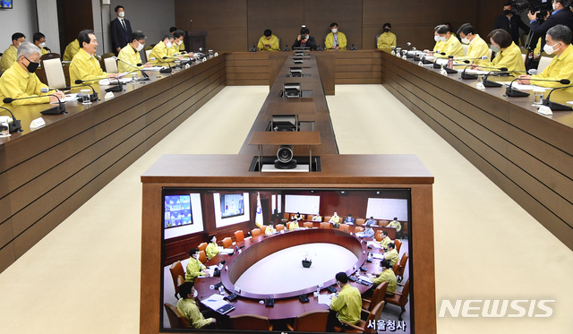 [세종=뉴시스]강종민 기자 = 정세균 국무총리(중앙재난안전대책본부장)가 7일 오전 정부세종청사에서 열린 신종코로나바이러스 감염증(코로나19) 대응 중앙재난안전대책본부 회의를 주재하고 있다.&nbsp; (사진= 총리실 제공) 2020.04.07. photo@newsis.com