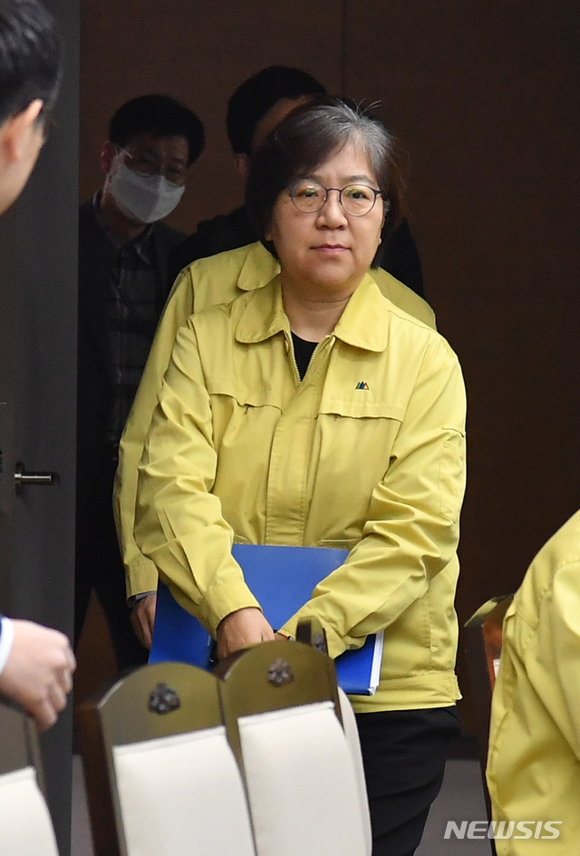 [세종=뉴시스]강종민 기자 = 정은경 질병관리본부장이 7일 오전 정부세종청사에서 열린 신종코로나바이러스 감염증(코로나19) 대응 중앙재난안전대책본부 회의에 참석하고 있다. (사진= 총리실 제공) 2020.04.07. photo@newsis.com