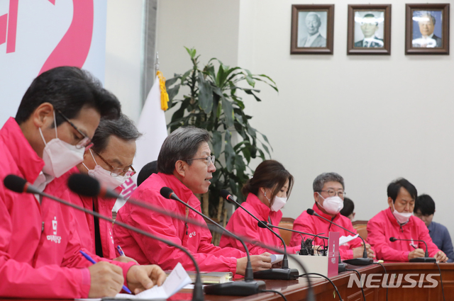 [서울=뉴시스]김명원 기자 = 박형준 미래통합당 공동선대위원장이 7일 오전 서울 여의도 국회 미래통합당 회의실에서 열린 선거전략대책회의에 참석해 발언하고 있다. 2020.04.07. kmx1105@newsis.com