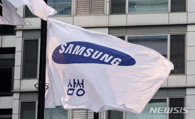 [서울=뉴시스] 이영환 기자 = 삼성전자가 2020년 1분기 잠정실적을 발표한 7일 오전 서울 강남구 삼성전자 서초사옥의 깃발이 펄럭이고 있다. 이날 발표된 실적은 연결기준으로 매출 55조원, 영업이익 6조4000억원이며 1분기 실적의 경우 전기 대비 매출은 8.15%, 영업이익은 10.61% 감소했고, 전년 동기 대비 매출은 4.98%, 영업이익은 2.73% 증가했다. 2020.04.07.&nbsp;&nbsp; 20hwan@newsis.com