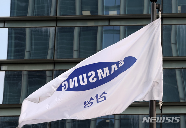 [서울=뉴시스] 이영환 기자 = 삼성전자가 2020년 1분기 잠정실적을 발표한 7일 오전 서울 강남구 삼성전자 서초사옥의 깃발이 펄럭이고 있다. 이날 발표된 실적은 연결기준으로 매출 55조원, 영업이익 6조4000억원이며 1분기 실적의 경우 전기 대비 매출은 8.15%, 영업이익은 10.61% 감소했고, 전년 동기 대비 매출은 4.98%, 영업이익은 2.73% 증가했다. 2020.04.07.&nbsp;&nbsp; 20hwan@newsis.com