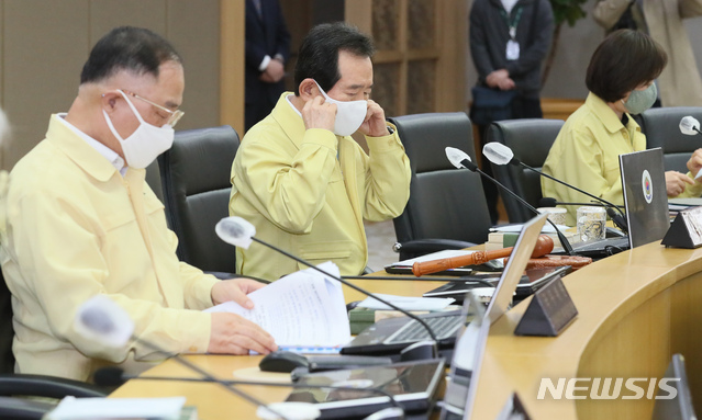 [세종=뉴시스]강종민 기자 = 정세균 국무총리가 7일 오전 정부세종청사에서 열린 국무회의에서 모두발언을 위해 마스크를 벗고 있다. 2020.04.07.&nbsp; ppkjm@newsis.com