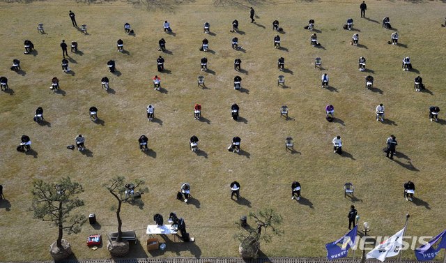 [부산=뉴시스] 하경민 기자 = 신종 코로나바이러스 감염증(코로나19) 사태로 인해 사회적 거리두기가 한창인 7일 오전 부산 영도구 부산해양경찰서 운동장에서 의무경찰(407기) 선발시험에 지원한 100여 명이 전후·좌우로 2m 이상 떨어진 채 적성검사에 응하고 있다. 남해지방해양경찰청은 이날 적성검사, 신체·체력검사, 면접 등을 거쳐 의무경찰 55명을 뽑는다. 2020.04.11.    yulnetphoto@newsis.com