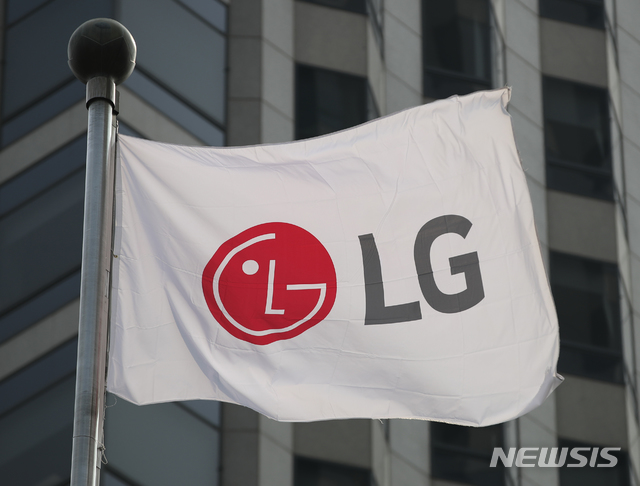[서울=뉴시스] 조수정 기자 = LG전자는 2020년 1분기 영업이익이 1조904억원으로 전년 동기 대비 21.1% 늘어난 것으로 잠정 집계됐다고 7일 공시했다. 7일 서울 여의도 LG 본사에서 사기가 휘날리고 있다. 2020.04.07.&nbsp; chocrystal@newsis.com 