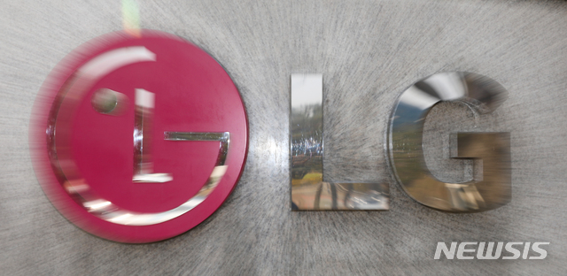 [서울=뉴시스] 조수정 기자 = 7일 서울 여의도 LG 본사 표지석. 2020.04.07. chocrystal@newsis.com