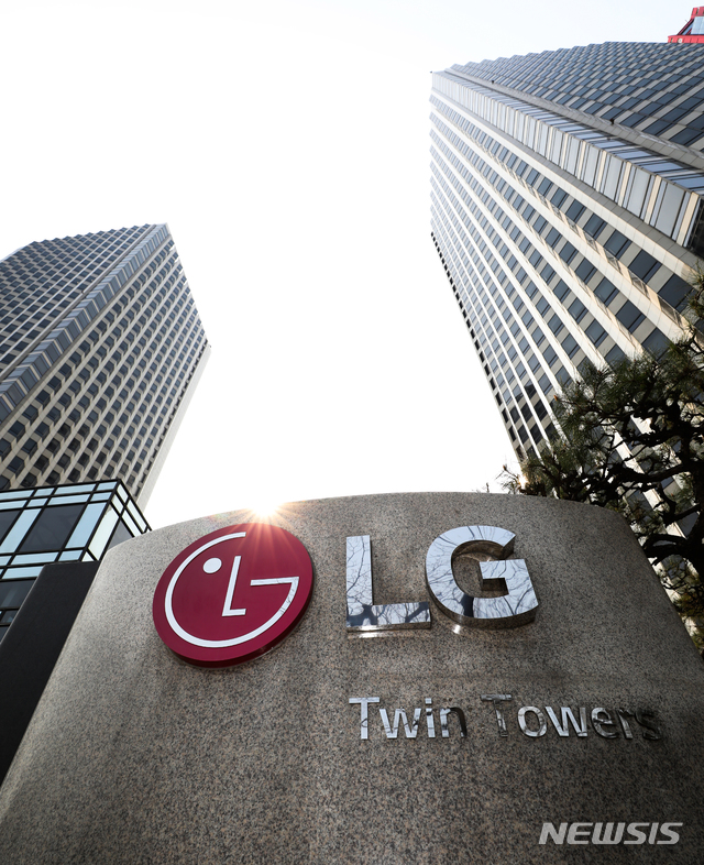 [서울=뉴시스] 조수정 기자 = LG전자는 2020년 1분기 영업이익이 1조904억원으로 전년 동기 대비 21.1% 늘어난 것으로 잠정 집계됐다고 공시했다. 사진은 4월7일 서울 여의도 LG 본사 표지석. 2020.06.02 chocrystal@newsis.com