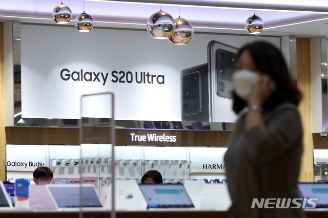 [서울=뉴시스] 이윤청 기자 = 마스크를 쓴 시민이 7일 오전 서울 서초구 삼성전자 서초사옥 내 홍보관 딜라이트 매장 앞을 지나고 있다. 삼성전자가 이날 발표한 2020년 1분기 잠정실적은 연결기준으로 매출 55조원, 영업이익 6조4000억원이며 1분기 실적의 경우 전기 대비 매출은 8.15%, 영업이익은 10.61% 감소했고, 전년 동기 대비 매출은 4.98%, 영업이익은 2.73% 증가했다. 2020.04.07.&nbsp; radiohead@newsis.com 