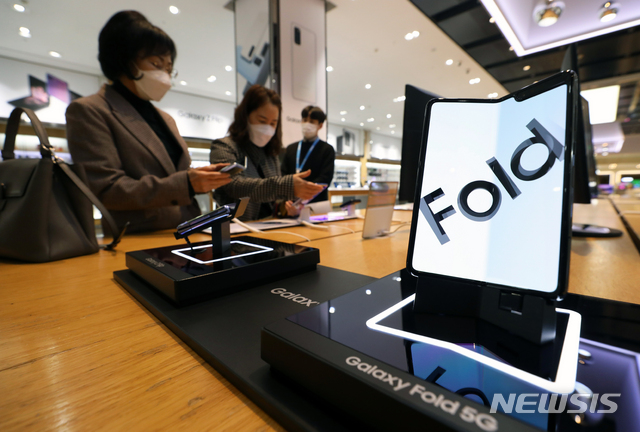 [서울=뉴시스] 이윤청 기자 = 시민들이 7일 오전 서울 서초구 삼성전자 서초사옥 내 홍보관 딜라이트 매장에서 제품을 체험하고 있다. 삼성전자가 이날 발표한 2020년 1분기 잠정실적은 연결기준으로 매출 55조원, 영업이익 6조4000억원이며 1분기 실적의 경우 전기 대비 매출은 8.15%, 영업이익은 10.61% 감소했고, 전년 동기 대비 매출은 4.98%, 영업이익은 2.73% 증가했다. 2020.04.07.&nbsp; radiohead@newsis.com