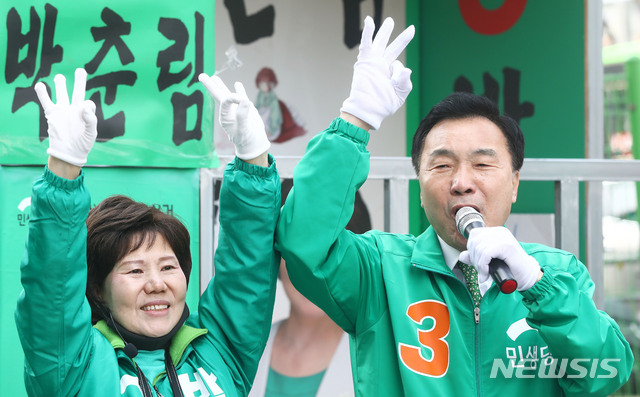 [서울=뉴시스]홍효식 기자 = 손학규 민생당 상임선거대책위원장이 7일 오전 서울 성북구 성신여대입구역에서 제21대 국회의원선거 성북갑에 출마한 박춘림 후보 지원 유세를 하고 있다. 2020.04.07.&nbsp; yesphoto@newsis.com