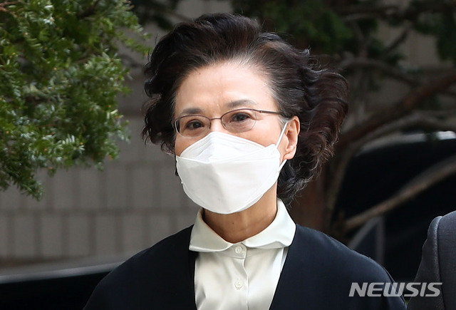 [서울=뉴시스]홍효식 기자 = 운전기사와 경비원 등에게 상습적으로 폭언 및 폭행 혐의를 받고 있는 이명희 전 일우재단 이사장이 7일 오후 서울 서초구 서울중앙지법에서 열린 4차 공판에 출석하고 있다. 2020.04.07. yesphoto@newsis.com