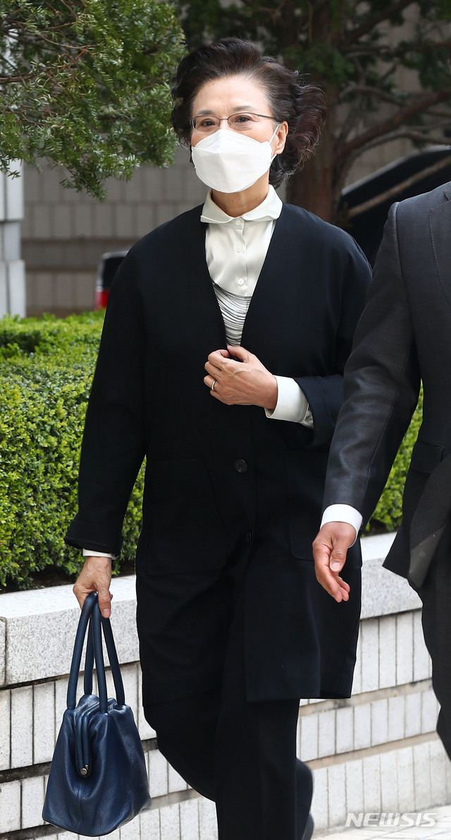 [서울=뉴시스]홍효식 기자 = 운전기사와 경비원 등에게 상습적으로 폭언 및 폭행 혐의를 받고 있는 이명희 전 일우재단 이사장이 7일 오후 서울 서초구 서울중앙지법에서 열린 4차 공판에 출석하고 있다. 2020.04.07. yesphoto@newsis.com