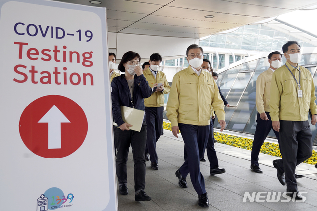 [서울=뉴시스]문재인 대통령이 7일 인천국제공항 제1터미널에 마련된 코로나19 개방형 선별진료소(오픈 워크 스루·Open Walk Thru)를 살펴본 후 이동하고 있다.(사진=청와대 제공) 2020.04.07. photo@newsis.com