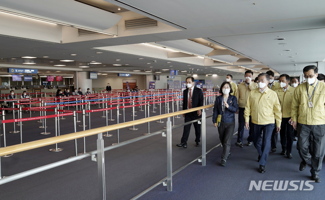 [서울=뉴시스]문재인 대통령이 7일 인천국제공항 입국 검역소를 방문한 뒤 코로나19 개방형 선별진료소(오픈 워크 스루·Open Walk Thru)로 이동하고 있다.(사진=청와대 제공) 2020.04.07. photo@newsis.com