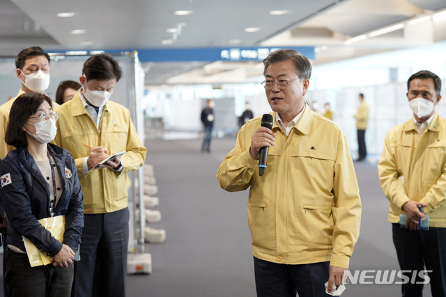 [서울=뉴시스]문재인 대통령이 7일 인천국제공항 입국 검역소를 방문해 코로나19 방역 최일선 현장에서 근무하고 있는 인천공항 검역소 관계자를 비롯한 관계부처 직원들을 격려하고 있다.(사진=청와대 제공) 2020.04.07. photo@newsis.com