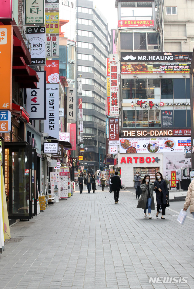 [서울=뉴시스] 고범준 기자 = 글로벌 부동산 전문 컨설팅기업 쿠시먼앤드웨이크필드코리아(C&W)가 7일 발표한 '코로나19가 상업용 부동산 시장에 미치는 영향' 보고서에 따르면 "코로나19 확진자 발생 이후 약 두달간 명동 상권의 매장방문객은 90.6%나 줄었다"고 밝혔다. 사진은 7일 오후 유동인구 줄어든 서울 중구 명동거리. 2020.04.07.&nbsp; bjko@newsis.com 