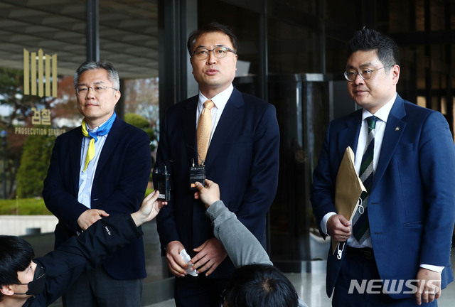 [서울=뉴시스]홍효식 기자 = 열린민주당 비례대표 후보로 21대 국회의원선거에 출마한 최강욱(왼쪽부터) 전 청와대 공직기강 비서관과 황희석 전 법무부 인권국장, 조대진 변호사가 주가조작 연루 의혹 등을 받는 윤석열 검찰총장의 부인 김건희씨와 의료법 위반 등 의혹을 받는 장모 최모씨 등을 고발하기 위해 7일 오후 서울 서초구 서울중앙지검 민원실로 향하며 입장을 밝히고 있다. 2020.04.07. yesphoto@newsis.com