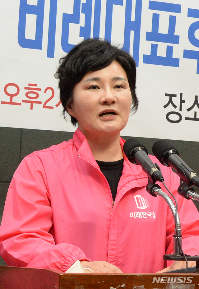 [전주=뉴시스] 김얼 기자 = 미래한국당 조수진 비례대표 후보가 7일 전북 전주시 전북도의회 브리핑룸에서 공동기자회견을 열고 질의에 답변하고 있다. 2020.04.07.pmkeul@newsis.com