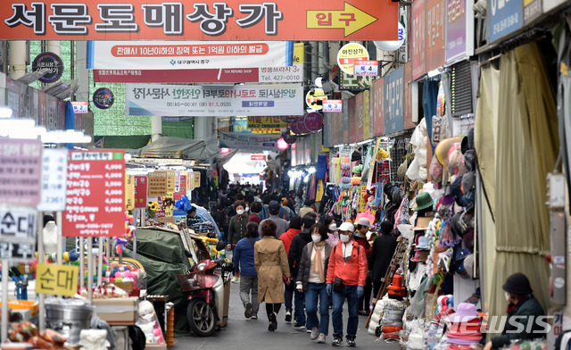 [대구=뉴시스] 이무열 기자 = 신종 코로나바이러스 감염증(코로나19) 확신세가 누그러지고 있는 가운데 7일 오후 대구 중구 서문시장이 모처럼 활기를 띄고 있다. 2020.04.07. lmy@newsis.com