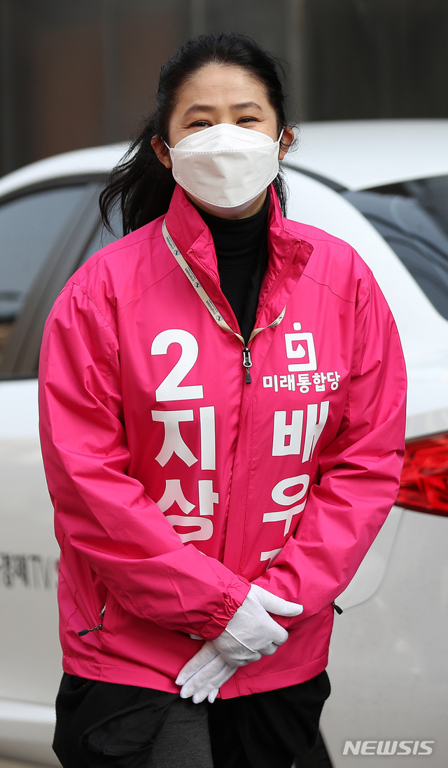 [서울=뉴시스]김선웅 기자 = 제21대 국회의원 선거(4.15 총선) 서울 중구성동구을에 출마하는 지상욱 미래통합당 후보의 부인인 배우 심은하 씨가 7일 오후 서울 중구 약수시장에서 유세를 하고 있다. 2020.04.07. mangusta@newsis.com